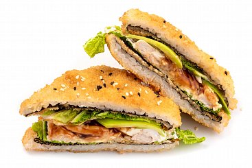 Горячий сэндвич с курицей и авокадо
